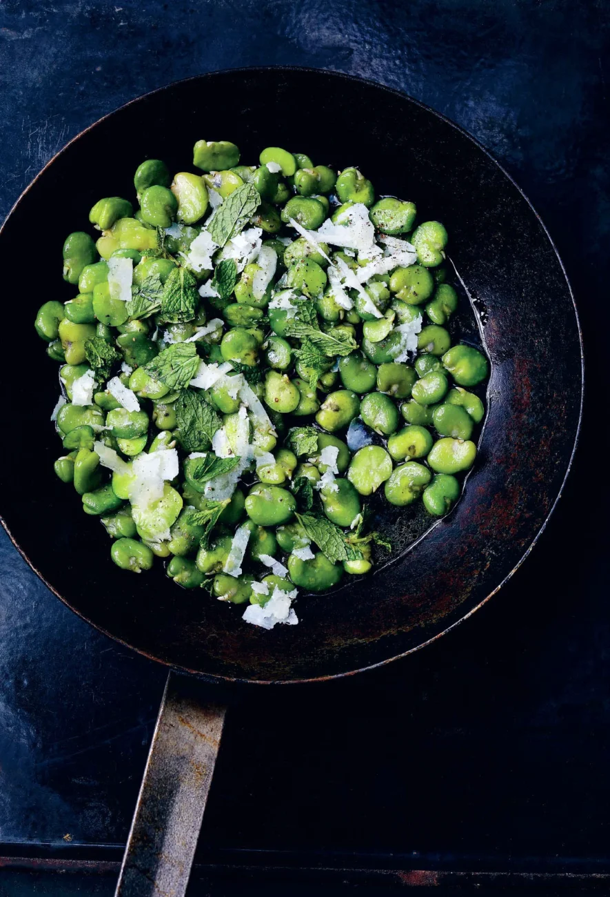 Fèves braisées, citron, poivre noir et pecorino