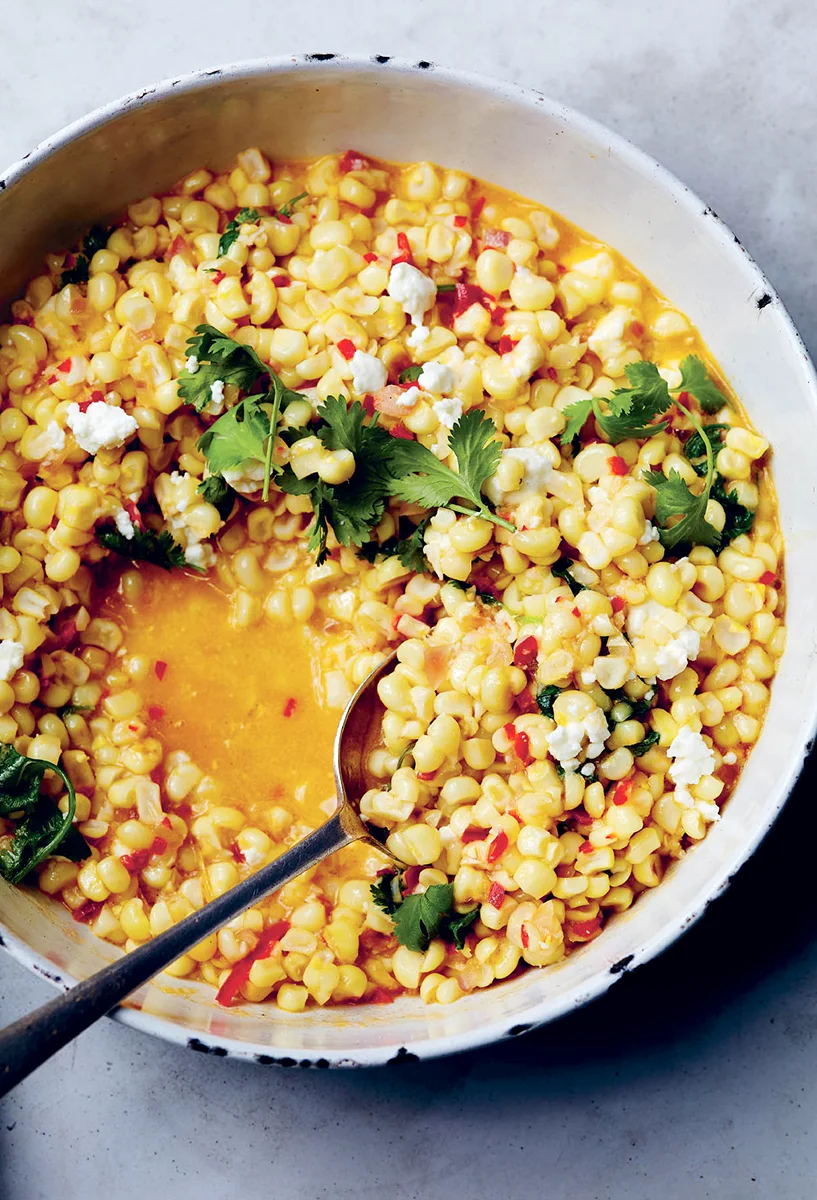Maïs doux braisé, chili, coriandre, feta et citron vert