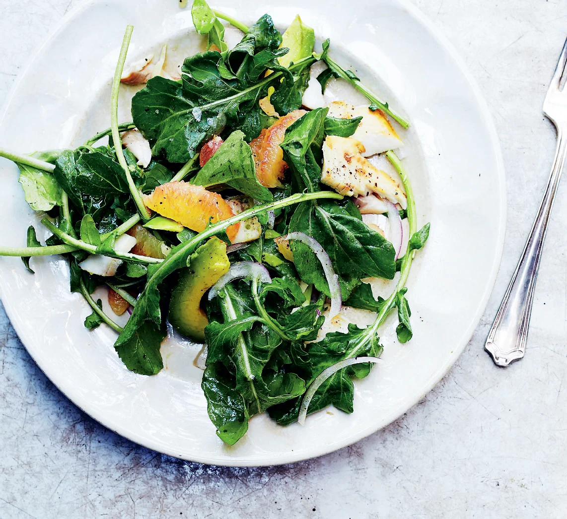 Salade de truite fumée au pamplemousse et à l’avocat
