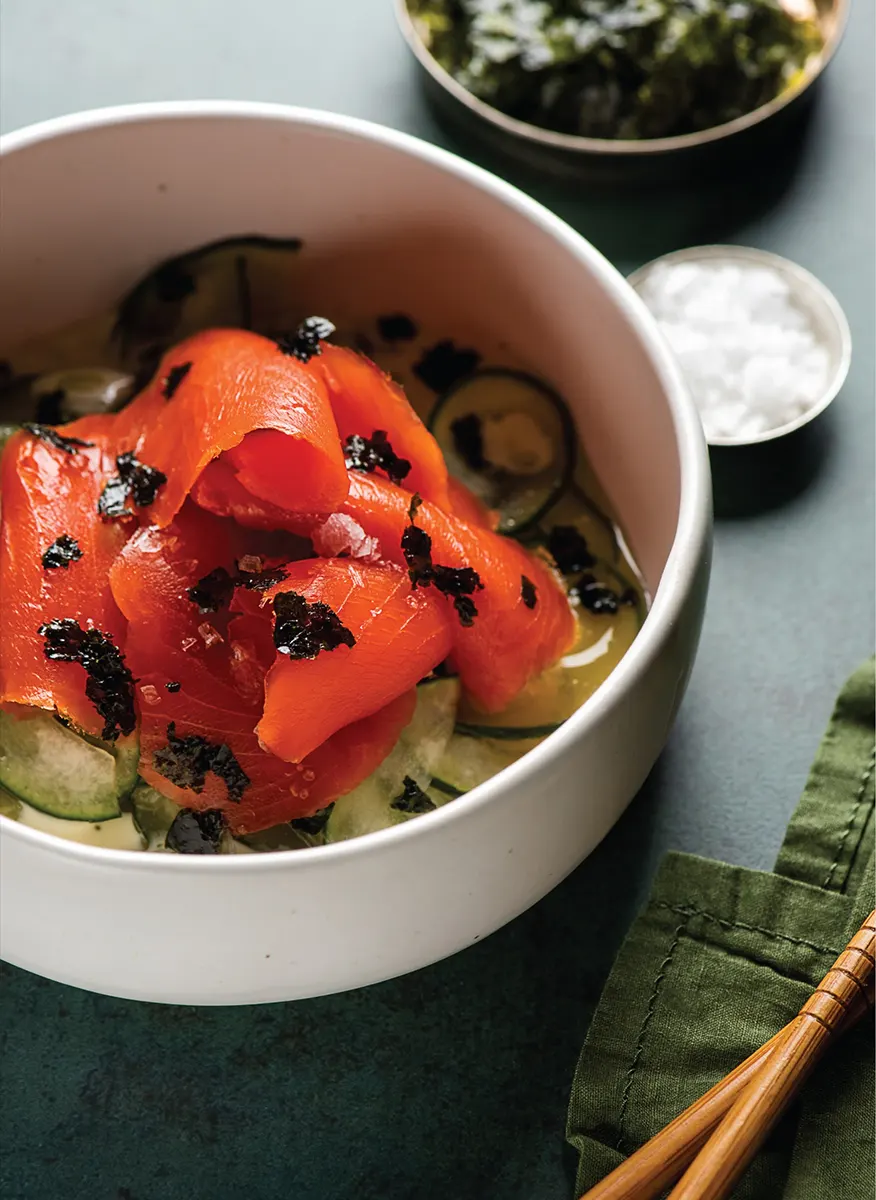 Saumon mariné, salade de concombre et d’algues, sauce crème citronnée