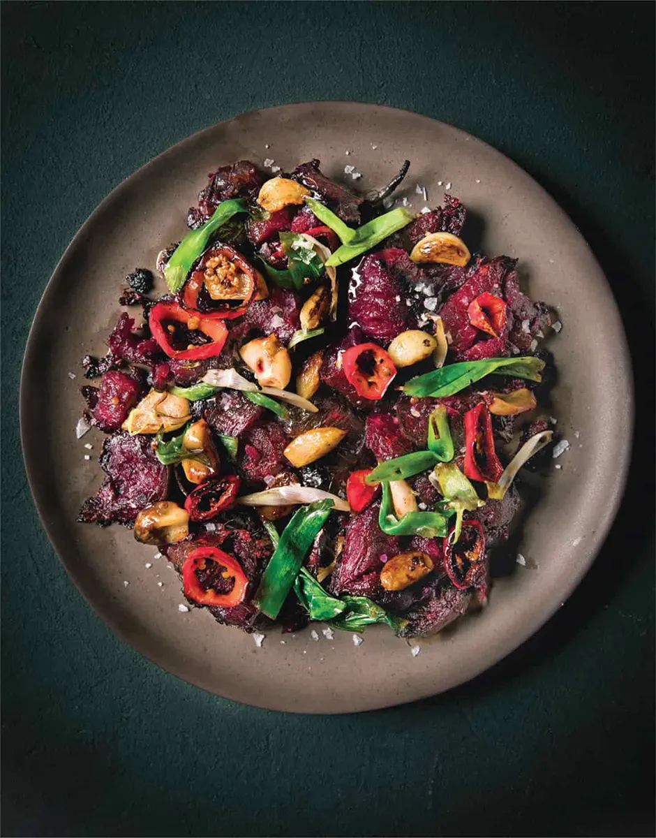 Betteraves croustillantes à l’ail, aux oignons nouveaux et au piment