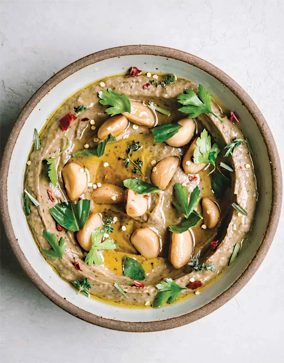 Dip d’aubergine brûlée au confit d’ail et aux herbes