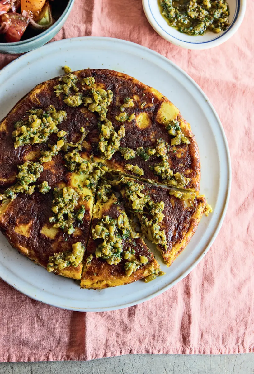 Frittata aux oignons et pommes de terre, salsa de poivrons grillés