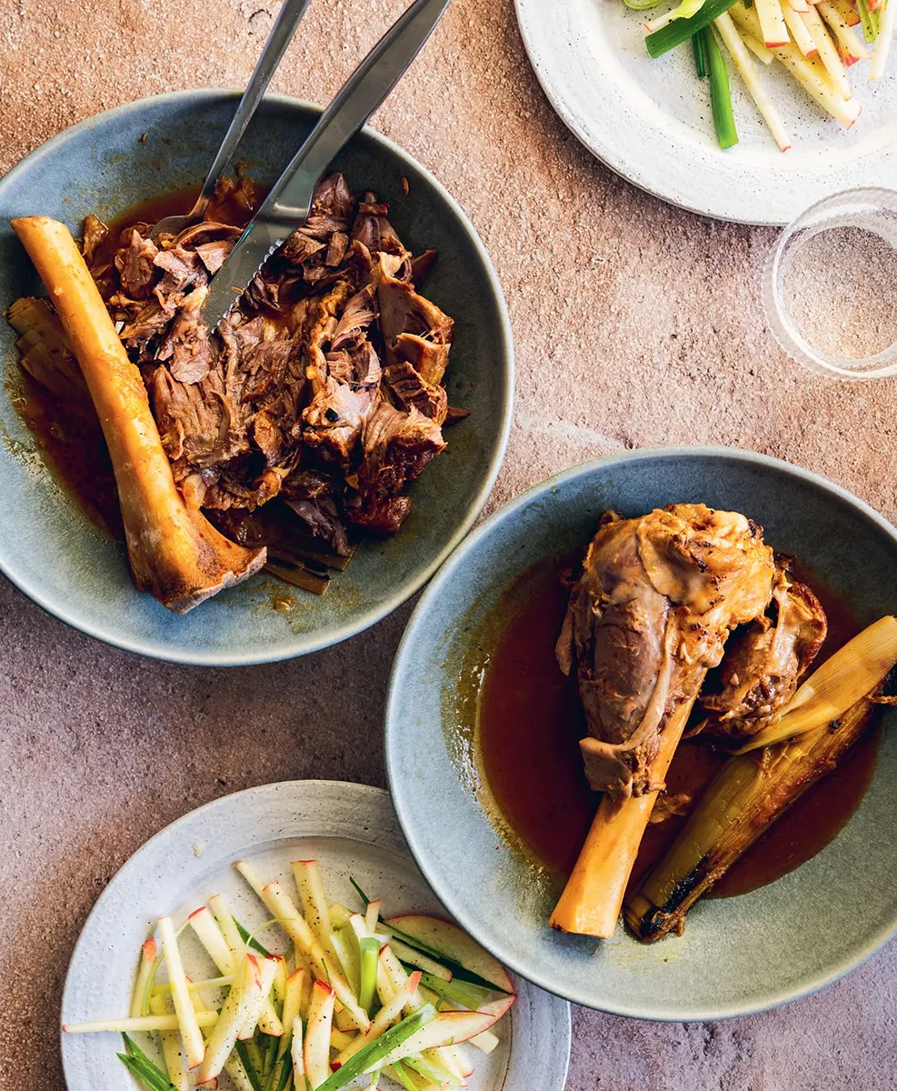 Jarrets d’agneau braisés au kimchi et aux poireaux