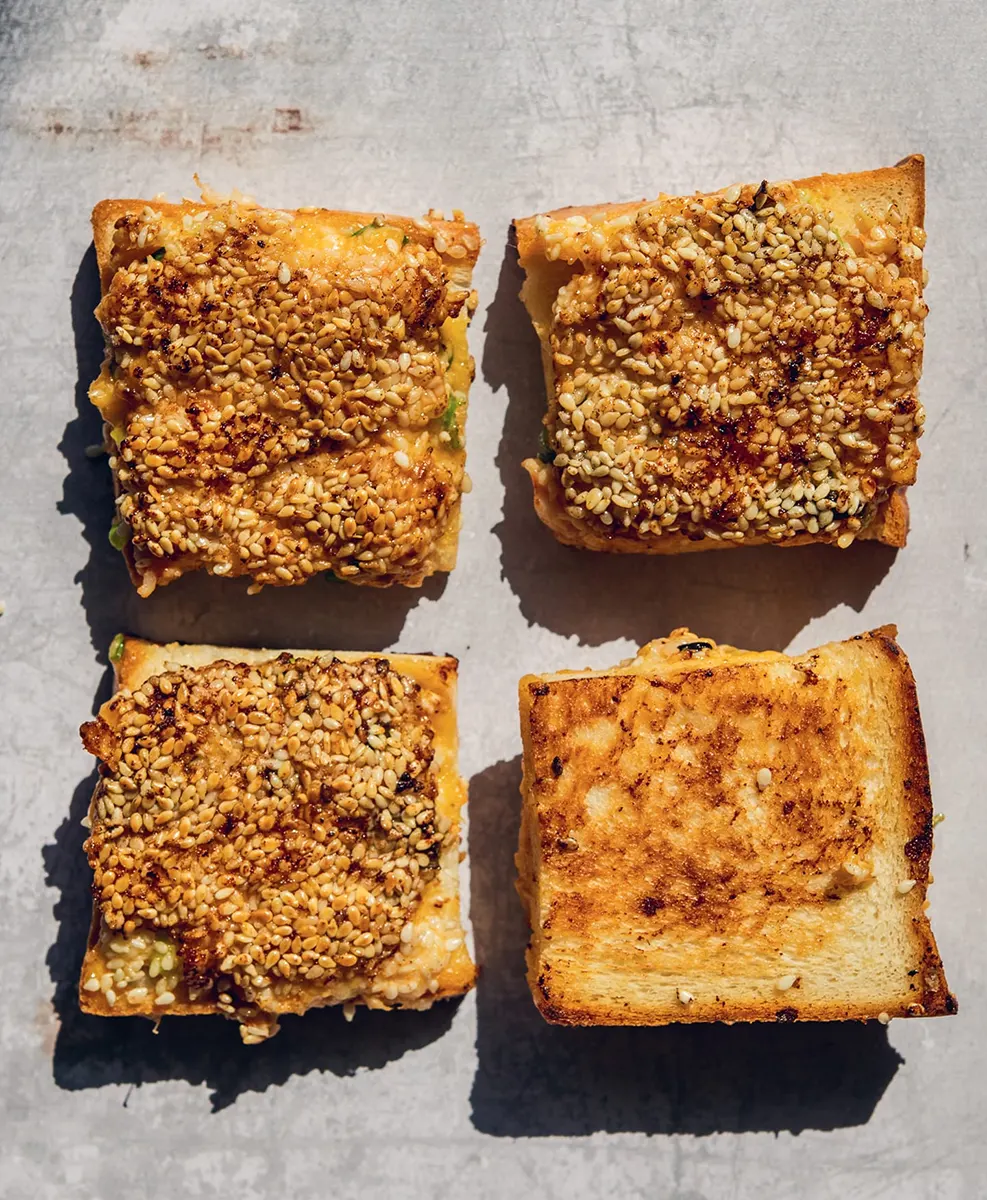 Toasts de crevettes à la sriracha