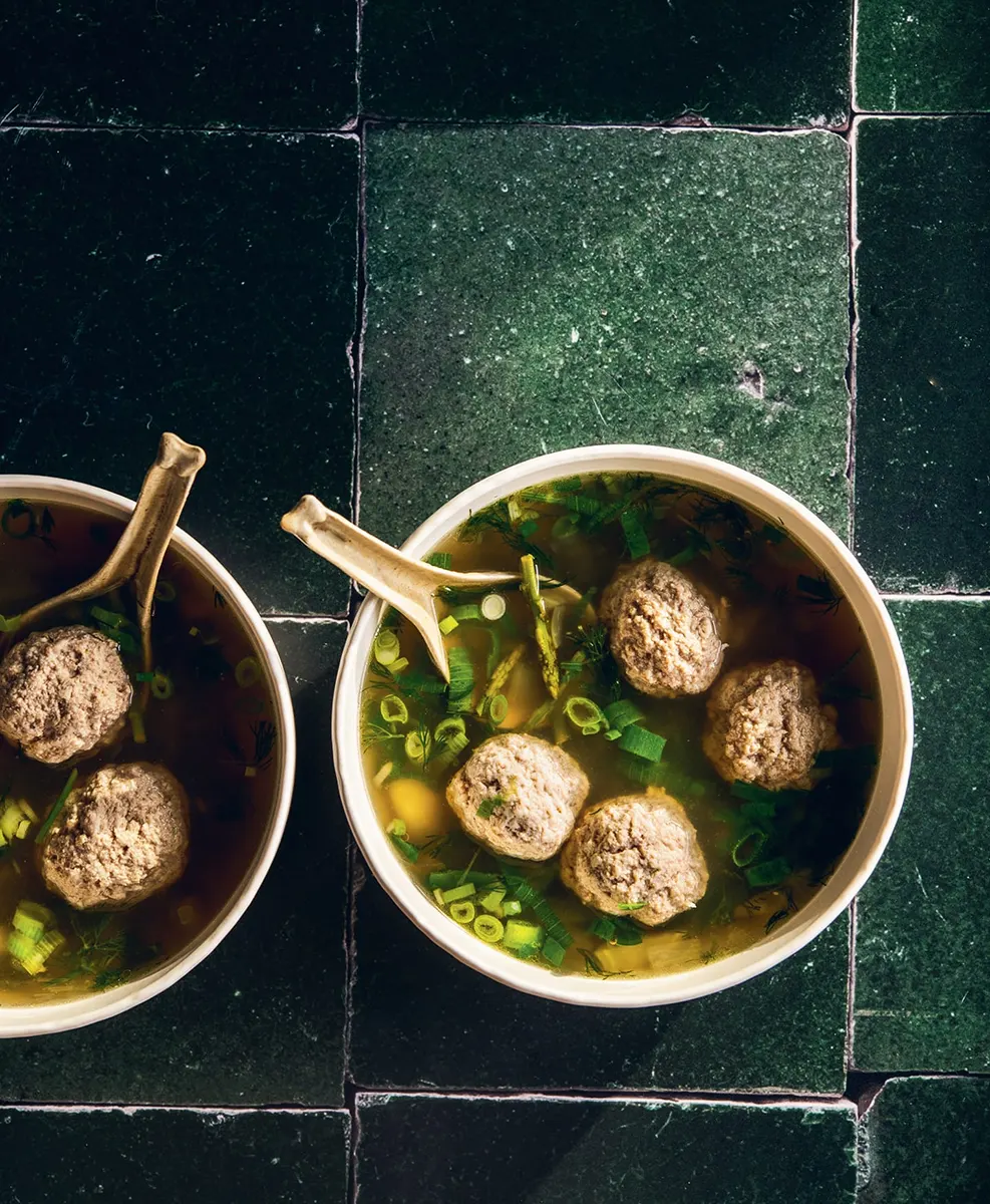 Soupe de boulettes porc–tofu aux asperges et à l’aneth