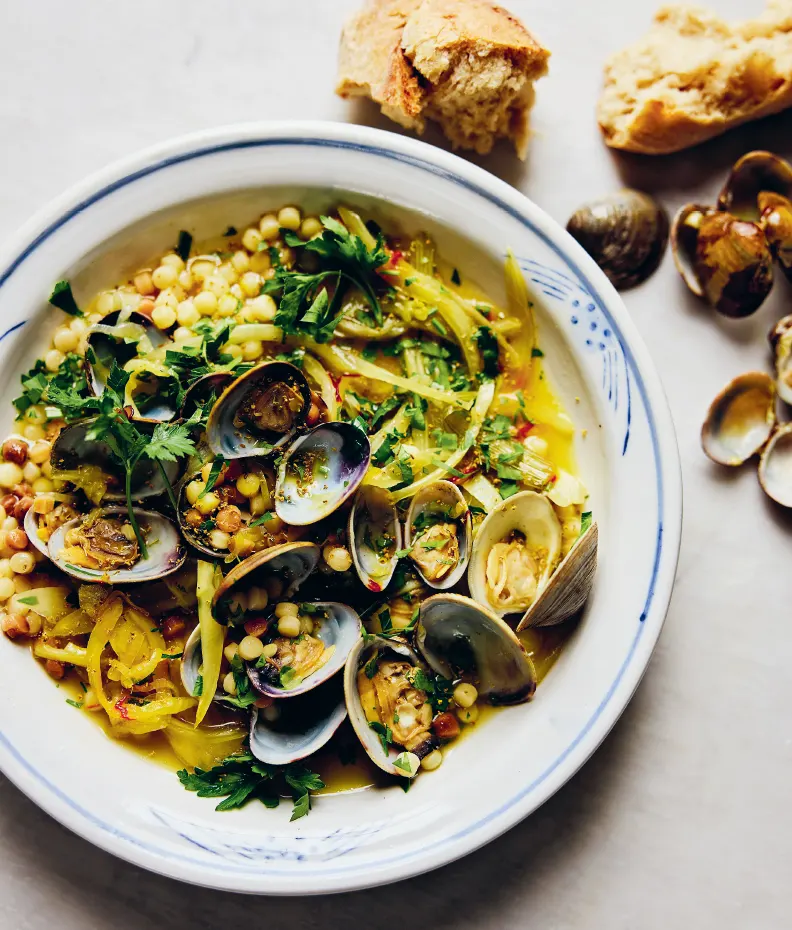 Palourdes à la fregola, pollen de fenouil et bouillon safrané