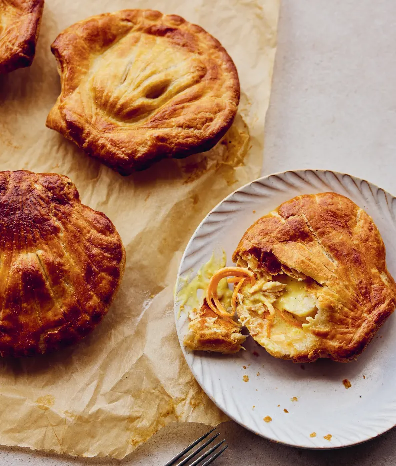 Feuilletés de coquilles Saint-Jacques, velouté safrané au curry